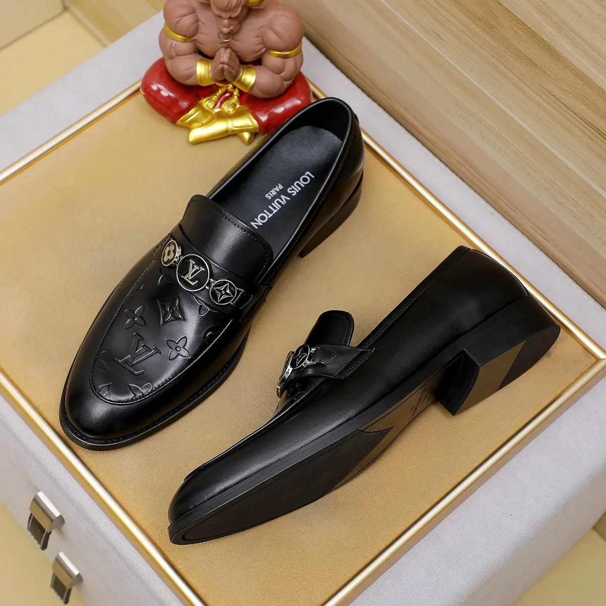 Men's Men's Shoes 💰420 💰[Louis Vuitton] LV high-end business formal leather shoes! ! Luxurious and elegant style, equal emphasis on practicality and style, professional focus on details and quality, counter original 1⃣️: 1⃣️ super accurate reproduction👍🏻! Material: The upper is made of imported original soft 🐂cowhide ➕imported first-layer sheepskin lining. Original anti-slip and wear-resistant outsole! Code number: 39--45, (38.46 custom-made) Large quantities in stock!